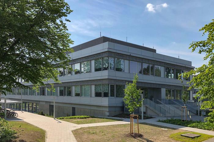 Der Forschungsbau SupraFAB wurde mit rund 48 Millionen aus dem Bund-Länder-Programm der Gemeinsamen Wissenschaftskonferenz (GWK) für Forschungsneubauten und Großgeräte gefördert.