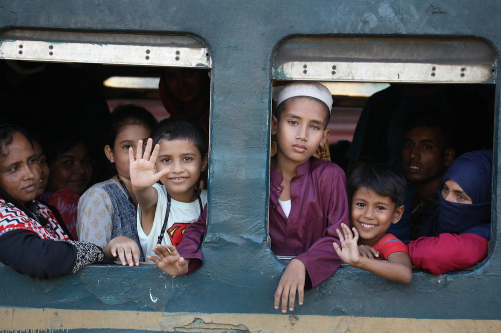 Familienzusammenhalt: Vor den Eid-Al-Adha-Feierlichkeiten, einem der wichtigsten muslimischen Feste, drängen sich Menschen am Bahnhof von Dhaka, Bangladesch, um sich auf den Weg in ihre Heimatdörfer zu machen
