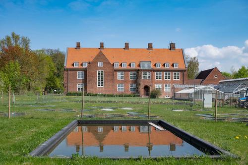 Das Gebäude der Angewandten Pflanzengenetik im Albrecht-Thaer-Weg 6 von Weitem