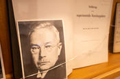 Ein Foto des Institutsgründers Erwin Baur sowie weitere Bilder und Dokumente aus der Gründungszeit sind in der Glasvitrine im Flur zu sehen.