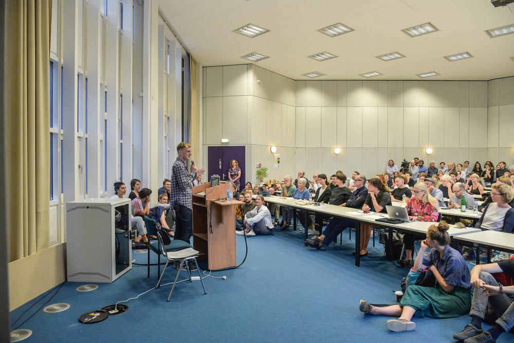 Der französische Schriftsteller Édouard Louis war im Sommersemester 2018 Samuel-Fischer-Gastprofessor am Peter Szondi-Institut der Freien Universität. Seit 1998 waren 51 Autorinnen und Autoren aus zahlreichen Ländern zu Gast.