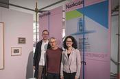 Die Arbeitsgruppe von Pharmazieprofessorin Charlotte Kloft (rechts) gestaltete gemeinsam mit Studierenden einige Ausstellungstafeln über pharmazeutischen Themen.