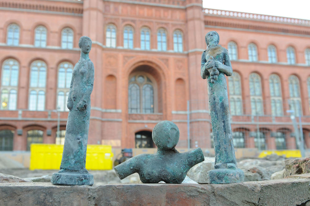 2010, bei der Grabung vor dem Roten Rathaus, entdeckt: Skulpturen von Gustav Heinrich Wolff (stehende Gewandfigur, links); Naum Slutzky (weibliche Büste, Mitte) und ein unidentifiziertes Werk.