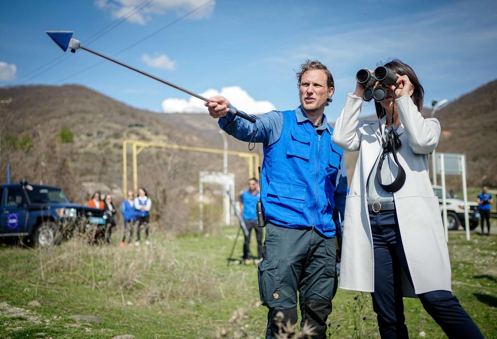 Durch den Krieg in der Ukraine konzentriert sich auch die Politik stärker auf die ehemaligen sowjetischen Republiken. Das Bild zeigt Außenministerin Annalena Baerbock im März 2023 an der Verwaltungslinie zu Südossetien.