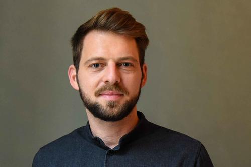 Jannis Julien Grimm ist Leiter der Forschungsgruppe „Radical Spaces“ an der Freien Universität und Mitglied des Instituts für Protest- und Bewegungsforschung (ipb).