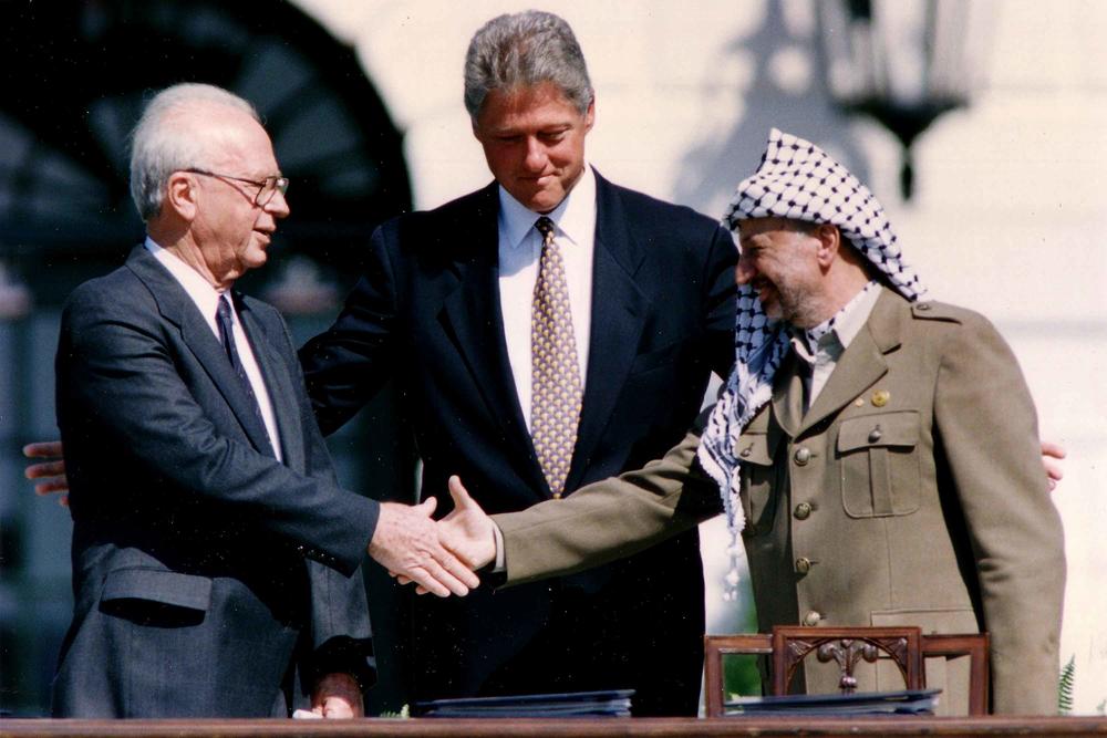 1993, als eine Lösung greifbar schien: Der israelische Ministerpräsident Yitzhak Rabin und der PLO-Vorsitzende Yasser Arafat unterzeichnen das israelisch-palästinensische Friedensabkommens. In der Mitte: US-Präsident Bill Clinton.