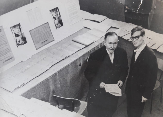 Reinhard Strecker (re.) führt 1961 in München einen Kronzeugen des Eichmann-Prozesses durch die Ausstellung.