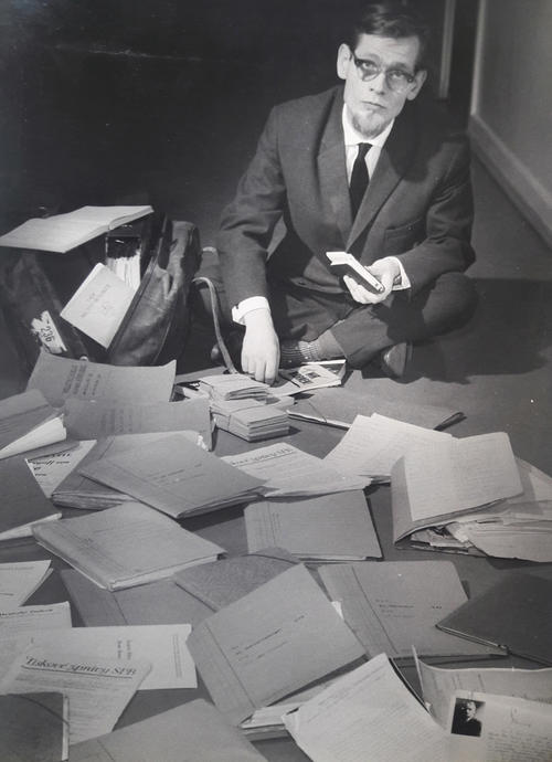 Reinhard Strecker, Student der Freien Universität Berlin, sichtet Akten.