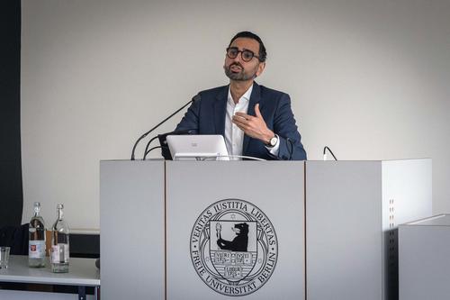 Forscht zu Rassismus in pädagogischen Institutionen: der Bochumer Didaktikprofessor Karim Fereidooni zu Gast an der Freien Universität