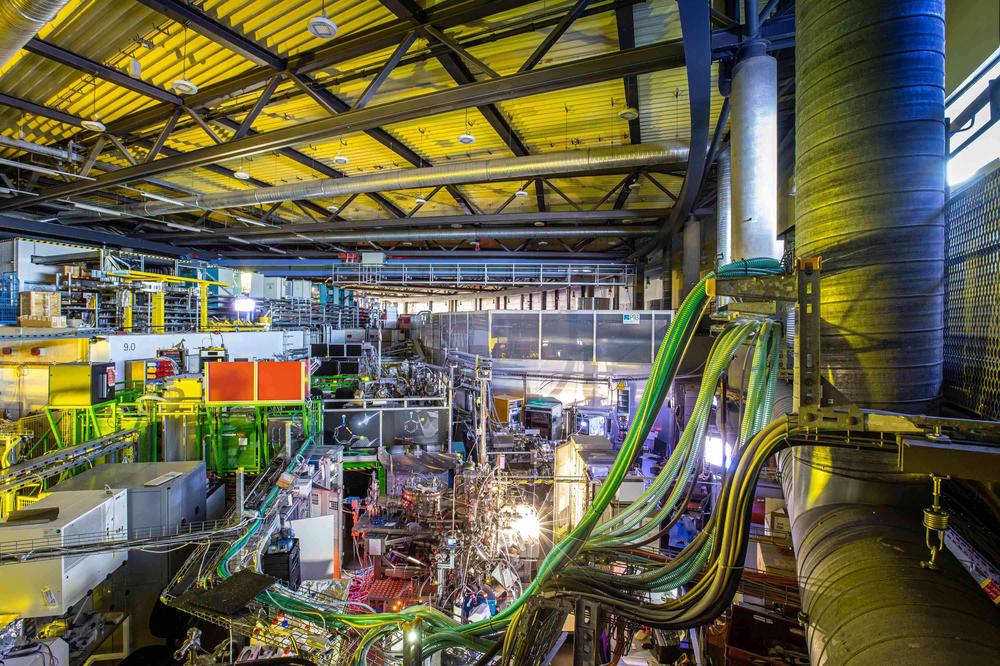 Blick in die Experimentierhalle von BESSY II, einem der beiden Berliner Elektronenspeicherringe.