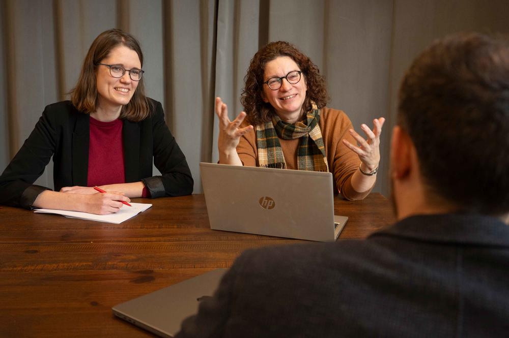 Was mache ich aus meiner Erfindung? Teresa Kollakowski (links) und Christine Reuter können helfen.