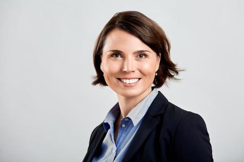 Miriam Flickinger erforscht, wie Organisationen Sparprozesse gestalten können, ohne dabei den Menschen aus dem Blick zu verlieren.
