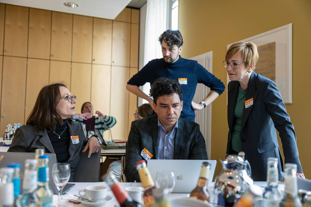 Gemeinsame Arbeit in transdisziplinären Kleingruppen: Professorin Sabine Kropp und Professor Bruno Castanho Silva (beide FU Berlin) im Gespräch mit Friedrich Zillessen (Verfassungsblog) und Annika Grah (Stuttgarter Nachrichten).