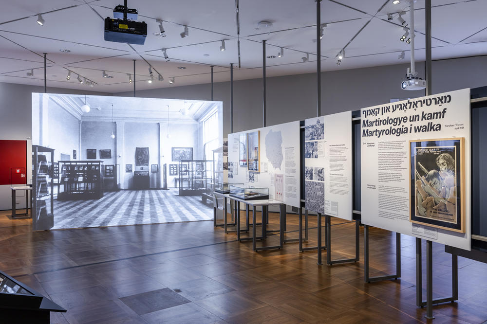 Blick in den Pei-Bau des DHM Berlin. „Gewalt ausstellen. Erste Ausstellungen zur NS-Besatzung in Europa, 1945 –1948“ ist noch bis 23. November 2025 zu sehen.