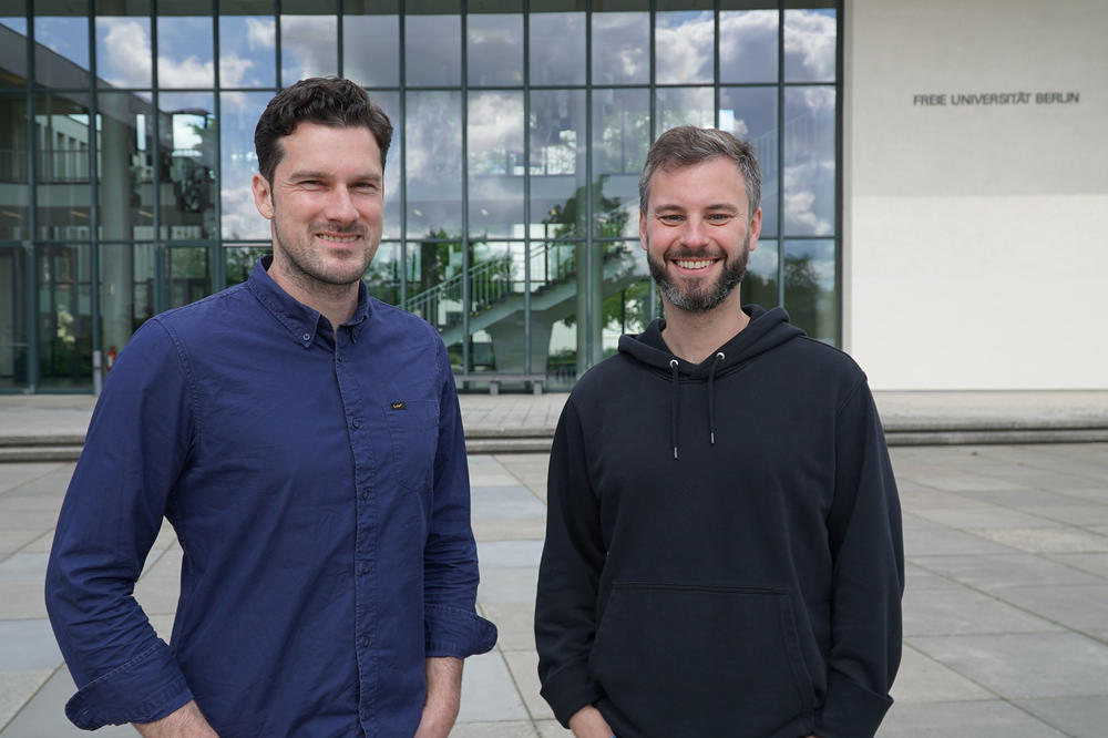 Tobias Kilgus (links) und Peter Kompiel (rechts) aus dem Team der Universitätsbibliothek haben gemeinsam mit Marc Altmann und Christian Horvat (beide nicht im Bild) das Transkriptions-Tool ASR4-Memory entwickelt.