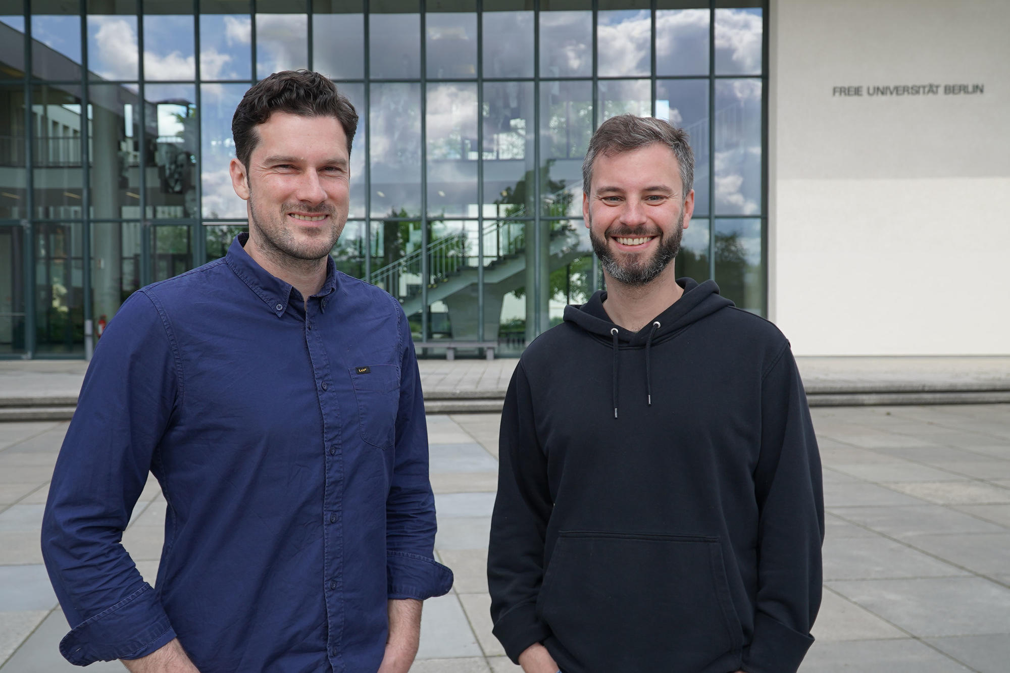 Tobias Kilgus (links) und Peter Kompiel (rechts) aus dem Team der Universitätsbibliothek haben gemeinsam mit Marc Altmann und Christian Horvat (beide nicht im Bild) das Transkriptions-Tool ASR4-Memory entwickelt.