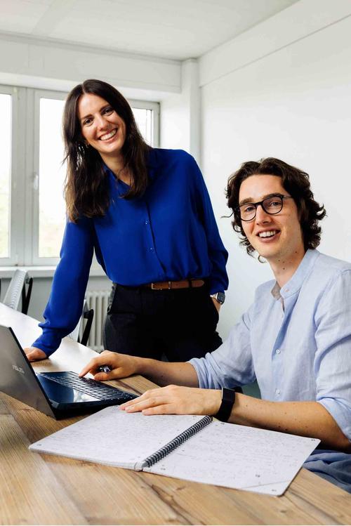 Sophie Apel und Julius Peschke sind die Gründer des Start-ups AVALY. Sie entwickeln eine Analysesoftware zur Akzeptanz von Windparks.