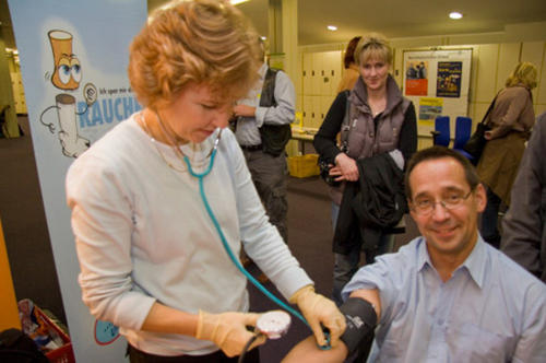 Am Gesundheitstag konnten Mitarbeiter/innen ihren Blutdruck messen lassen.