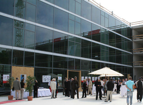 Die Glasfassade des neuen Seminaris Campushotels in der Dahlemer Takustraße misst 9000 Quadratmeter.