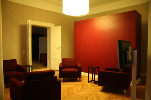 Variation ausgewählter Rottöne in der Lounge der sanierten Villa in der Grunewaldstraße 34