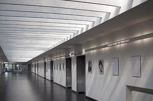 Den Hauptgang des Fachbereichsgebäudes schmückt eine Galerie der Ehrendoktorinnen und Ehrendoktoren des Fachbereichs