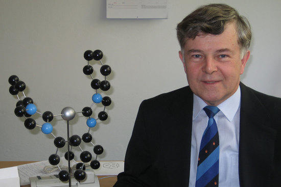 Kristallographieprofessor Peter Luger feiert sein 40-jähriges Dienstjubiläum