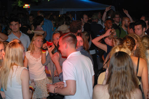 Bild: Bis spät in die Nacht wurde beim Sommerfest des Fachbereichs Wirtschaftswissenschaft gefeiert.