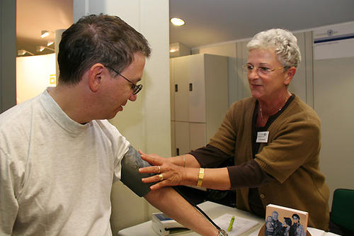 Blutdruckmessen am Stand des Betriebsärztlichen Dienstes