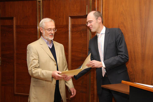 Dr. Konrad Hammerschmidt nimmt als Anerkennung für seine 25-jährige Tätigkeit am Fachbereich Geowissenschaften seine Jubiläumsurkunde entgegen. Derzeit ist er als akademischer Oberrat tätig.