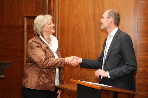 Universitätspräsident Alt zeichnet Gabriele Kiselowsky, technische Assistentin im Institut für Veterinärphysiologie, für 25 Jahre Mitarbeit an der Freien Universität aus.