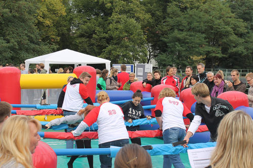 ... auf dem größeren Platz bewegten sich die Teams seitlich entlang der beweglichen Stäbe.