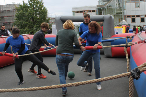 Größere Beinfreiheit hatten die Spielerinnen und Spieler auf dem kleinen Feld, ...