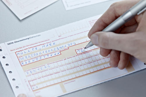 Überweisungen und Lastschriften werden bis 1. Februar 2014 auf europaweite Verfahren (SEPA) umgestellt.