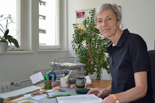 Stillstand am Arbeitsplatz kennt Sylvia Bruske nicht: Die Lesesaalleiterin der Universitätsbibliothek hat in 40 Dienstjahren zahlreiche technische und auch historische Entwicklungen erlebt.