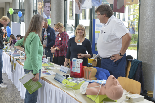 Wie setze ich einen Defibrillator im Notfall ein?  Dies konnte an einem Modell geübt werden.