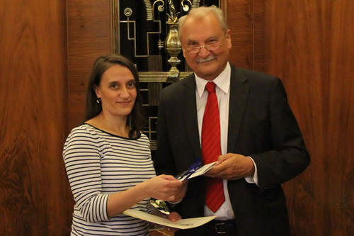 Peter Lange, Kanzler der Freien Universität, gratulierte Giovanna Giglio zu ihrem 25-jährigem Dienstjubiläum