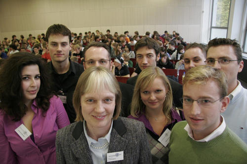 Prof. Cosima Möller (mitte) und ihr Team bringen Berliner Oberschülern Römisches Recht näher