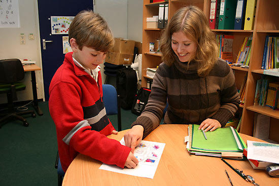 Verena Engl vom ZFB vermittelt spielerisch neue Schreibregeln.