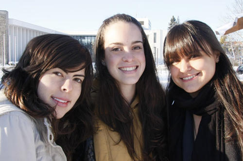 Die Studentinnen Mariana, Lia und Carolina (v.l.n.r.) vor dem Henry-Ford-Bau