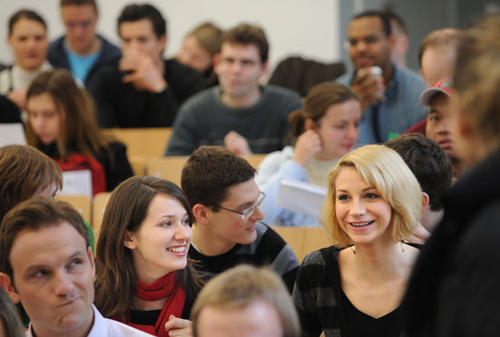 25 Studierende der Geistes- und Sozialwissenschaften können sich für die Zusatzqualifikation „Praxis der Personalarbeit“ bewerben.