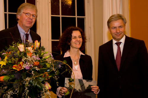 Verleihung des Berliner Literaturpreises an Dea Loher (mitte). Rechts Klaus Wowereit, Regierender Bürgermeister von Berlin, links Walter Rasch, Vorsitzender des Vorstands der Stiftung Preußische Seehandlung
