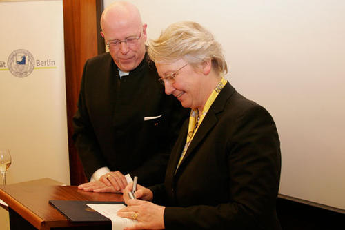 Dr. Annette Schavan nimmt die Ernennungsurkunde zur Honorarprofessorin der Freien Universität durch den Präsidenten, Professor Dieter Lenzen, entgegen