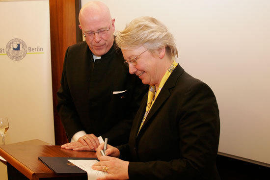 Dr. Annette Schavan nimmt die Ernennungsurkunde zur Honorarprofessorin der Freien Universität durch den Präsidenten, Professor Dieter Lenzen, entgegen