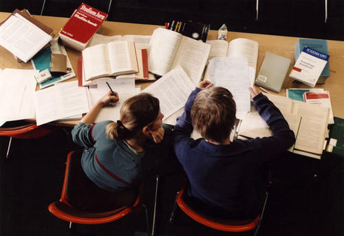 Studenten arbeiten mit den Gesetzestexten in der Bibliothek des Fachbereichs Rechtswissenschaften