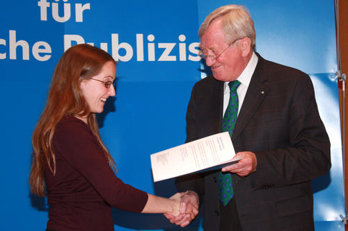 Preisübergabe von Hans Zehetmair an Amy Hunter.