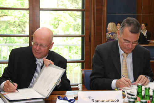 Feierliche Vertragsunterzeichnung (links Prof. Dieter Lenzen, rechts Prof. Bernard Ramanantsoa)