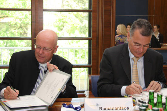 Feierliche Vertragsunterzeichnung (links Prof. Dieter Lenzen, rechts Prof. Bernard Ramanantsoa)