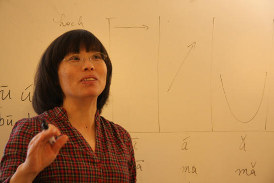 Huiqin Mao erläutert die Aussprache der vier Varianten des Wortes "ma"