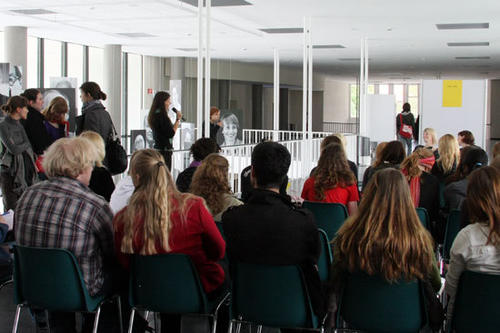 Beim "inFU-Talk" lauschen interessierte Schüler den Erfahrungsberichten der Studenten.