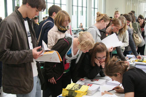 Katrin Radloff, studentische Mitarbeiterin des Info-Service der Freien Universität und rechts im Bild, beantwortet den Schülern alle Fragen rund um Bewerbung und Zulassung.